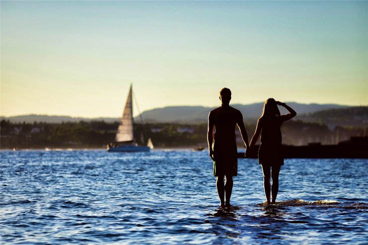 couple boat man woman love hold holding hands sea ocean sky nature