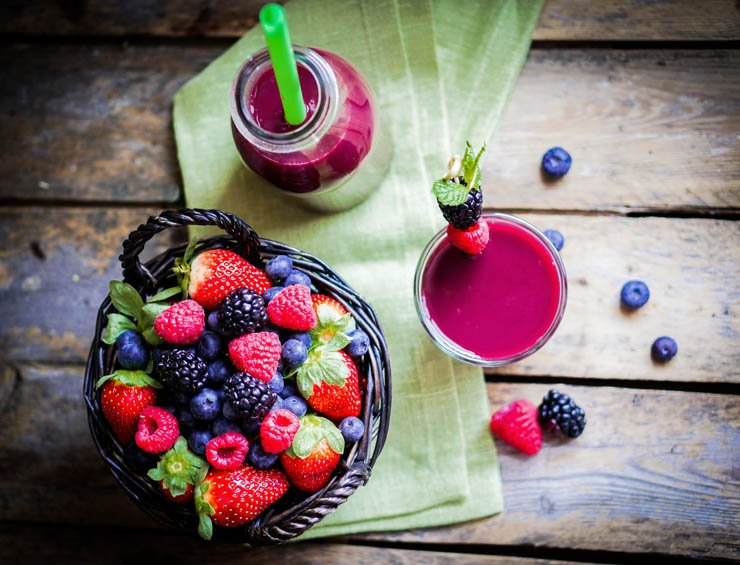 drink drinks berry blueberry blackberry strawberry rasberry juice straw fruit table food