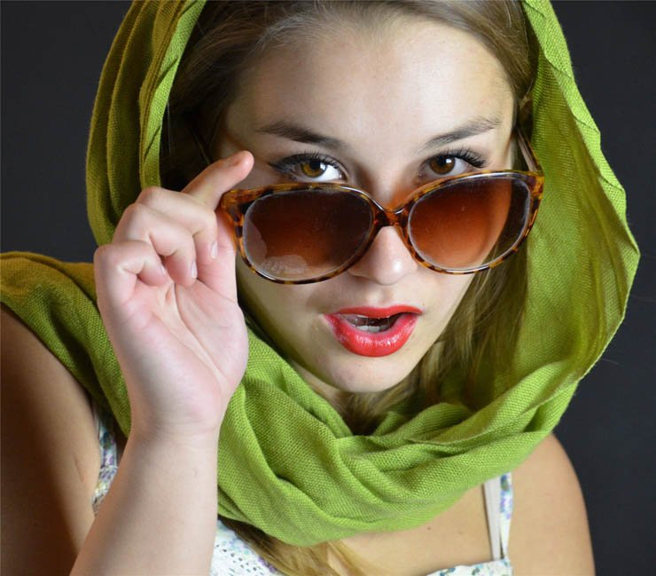 model modeling lady female woman beautiful pose posing fashion scarf sunglasses glasses sun