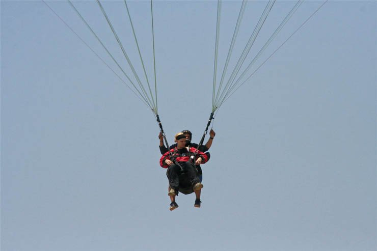 parachuting paragliding parachute