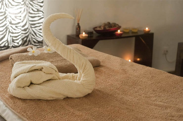 shape towels bed candles