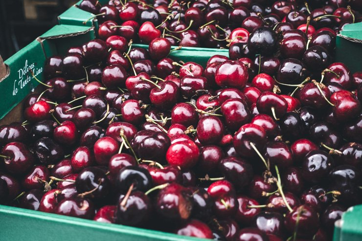 fruit fruits food foods cherry cherries market paper box boxes