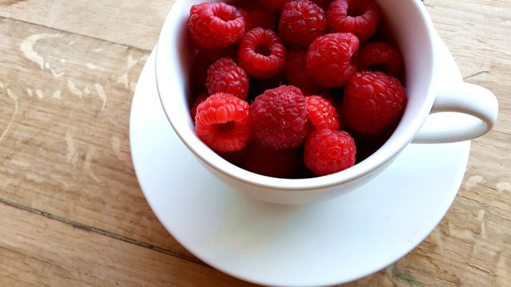 fruit fruits food healthy health diet raspberry cup wood wooden