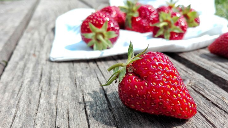 fruit fruits food healthy health diet strawberry wood napkin