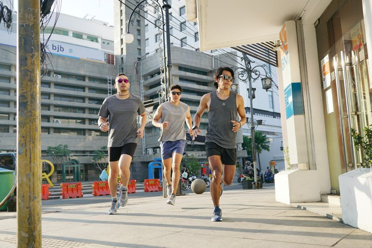 sport sports health running run jogging workout training healthy group friends mate